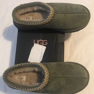 Ugg Tasmas mens size 9, olive green slippers